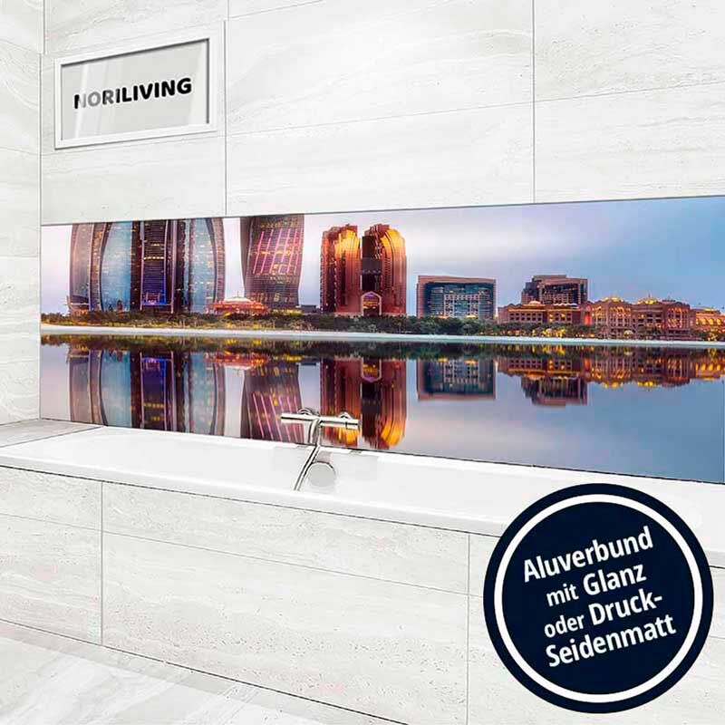 Moderne Badgestaltung mit Aluverbundpaneel, das ein Stadtpanorama zeigt. Verfügbar mit glänzendem oder seidenmattem Finish.