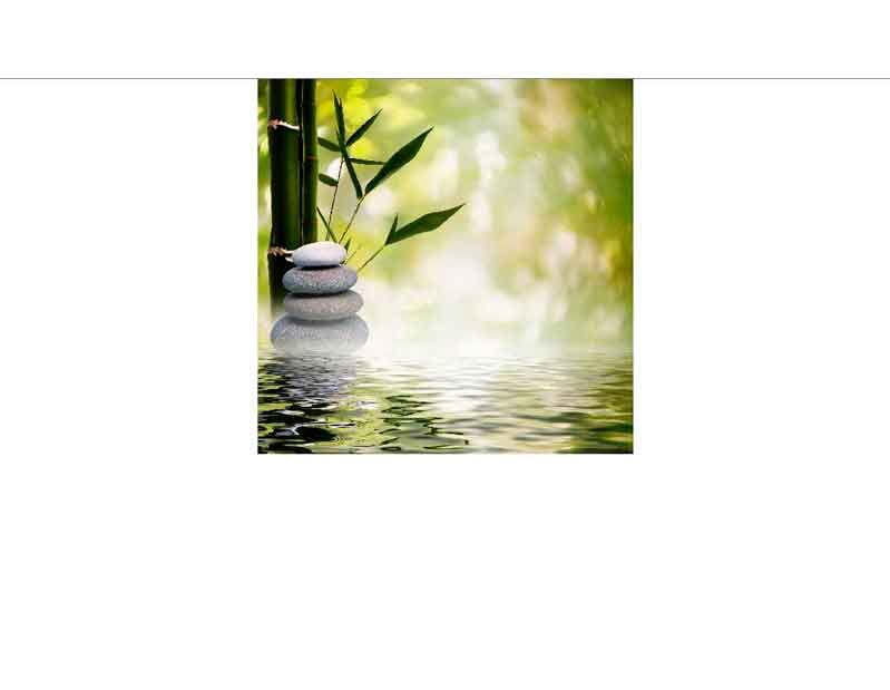 Zen-Steine neben Bambus über Wasser, die Ruhe und Entspannung symbolisieren