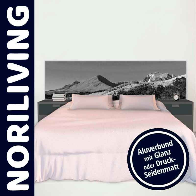 Schlafzimmer mit modernem Bett und Kopfteil mit Bergmotiv von Noriliving
