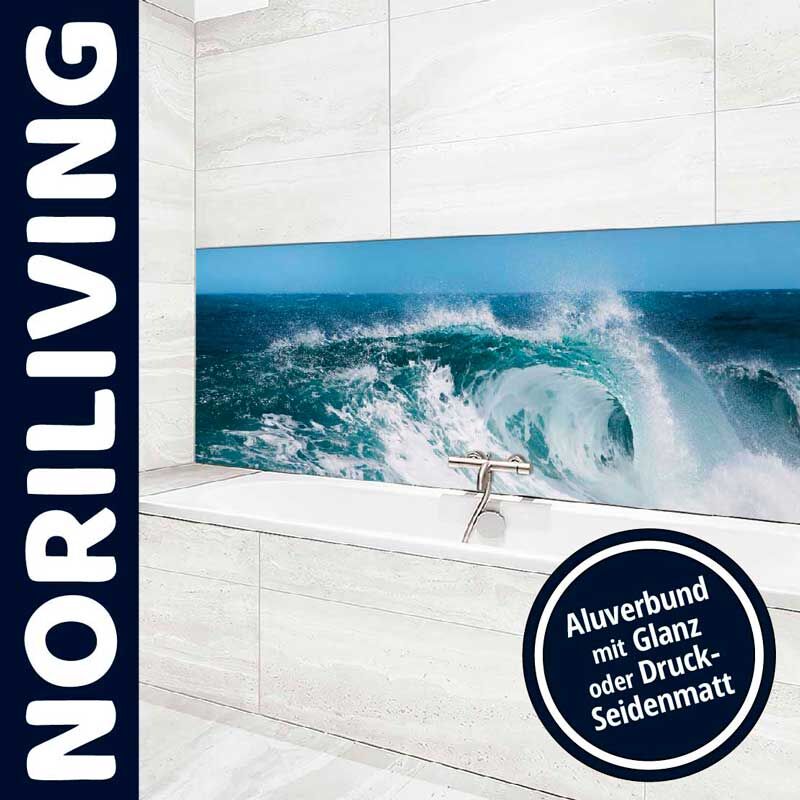 Elegantes Badezimmer mit Aluverbund-Wandbild, das ein Ozeanwellenmotiv zeigt, sowie eine moderne Badewanne.