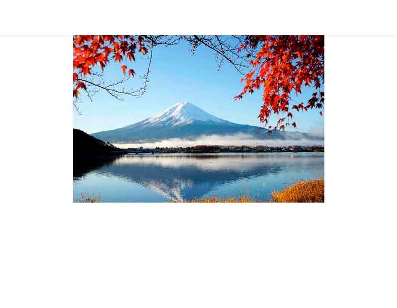 Der Fuji im Herbst, umgeben von rotem Ahornlaub und gespiegelt im See
