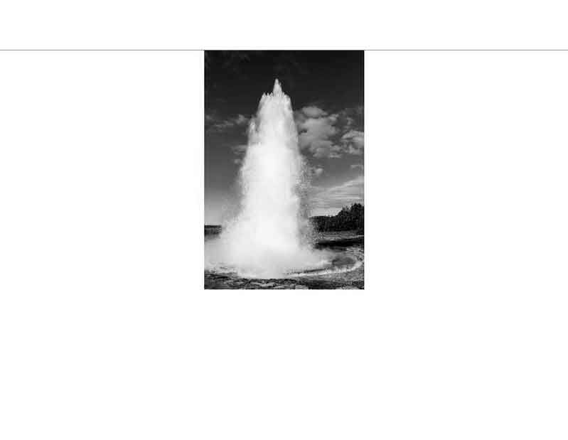 Ein beeindruckender Geysir sprüht Wasser in die Luft, umgeben von einer natürlichen Landschaft.