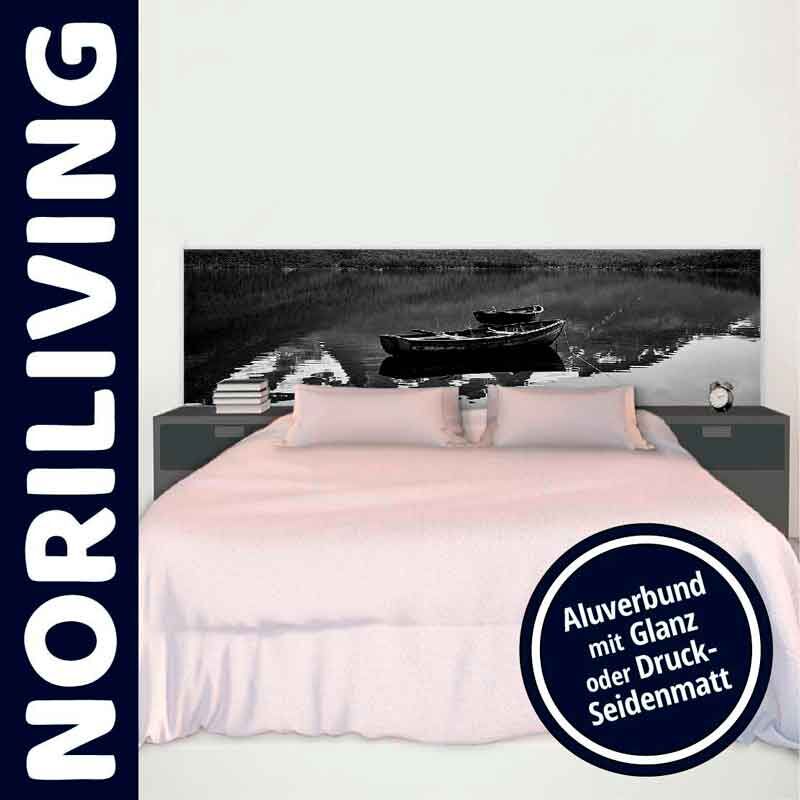 Modernes Schlafzimmer mit Bett, schwarz-weißem Bootsbild als Kopfteil, Nachttischen und Bücherstapel