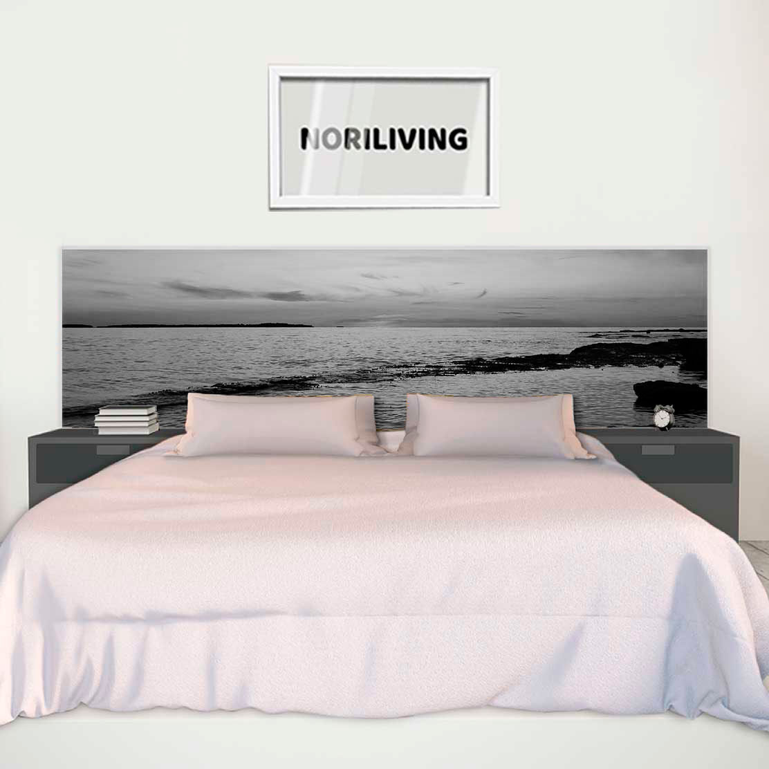 im Schlafzimmer eingebaute Bettrückwand mit Motiv Strand bei Sonnenuntergang Fazana Kroatien 932 schwarz-weiß