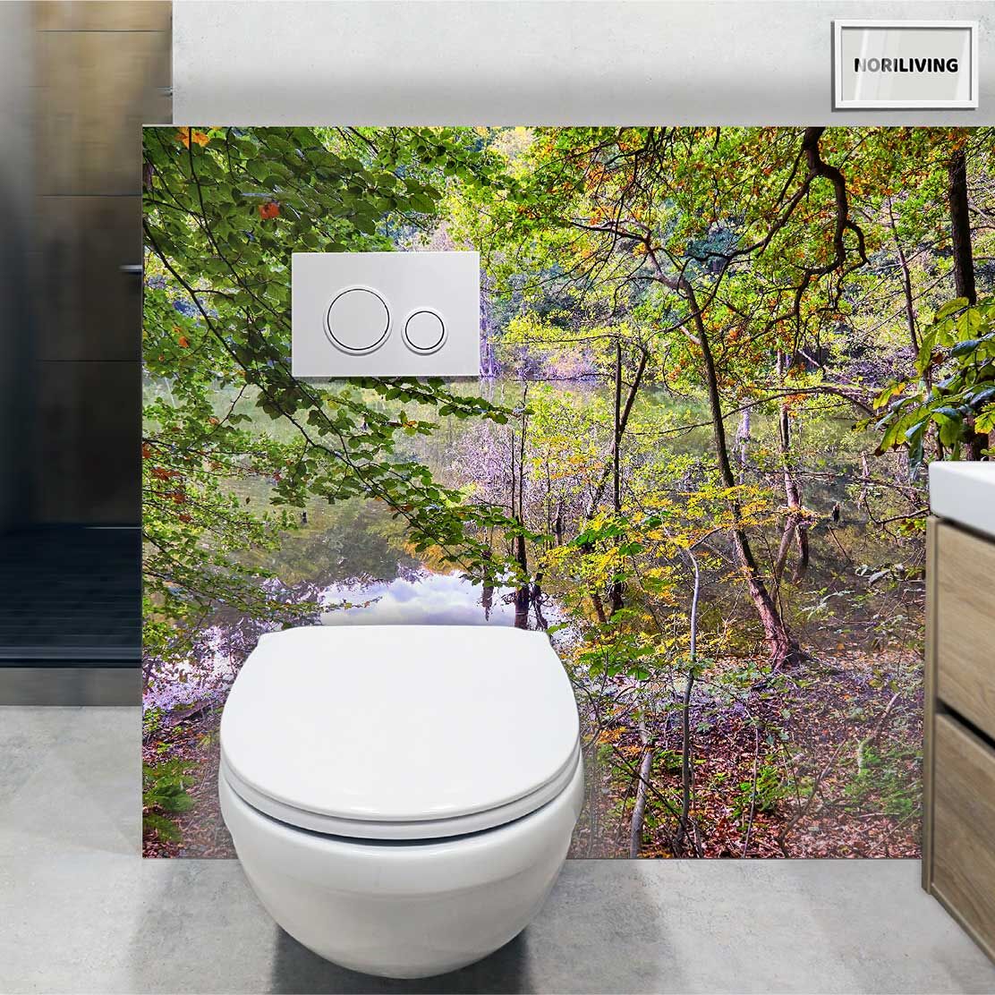 im WC eingebaute Toilettenrückwand mit Motiv Blick durch grüne Bäume auf den Waldsee 061