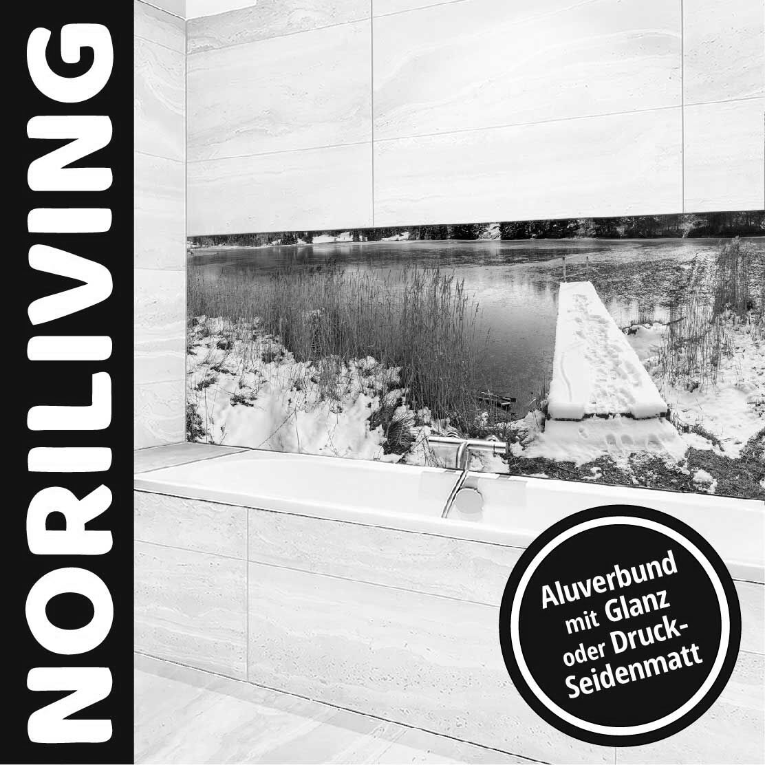 Hochwertiges Wandbild von NORILIVING aus Aluverbund mit glänzender oder seidenmatter Oberfläche. Zeigt eine verschneite Winterlandschaft mit Steg am Wasser.