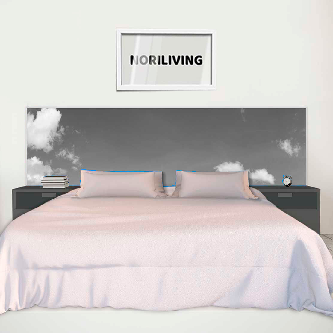 im Schlafzimmer eingebaute Bettrückwand mit Motiv blauer Himmel mit Wolken 986 schwarz-weiß