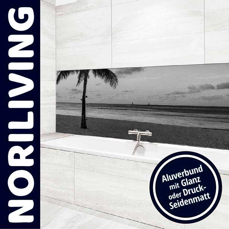 Moderner Badezimmerbereich mit Küstendruck auf Wandpaneel, Aluverbund in Glanz oder Seidenmatt, von Noriliving