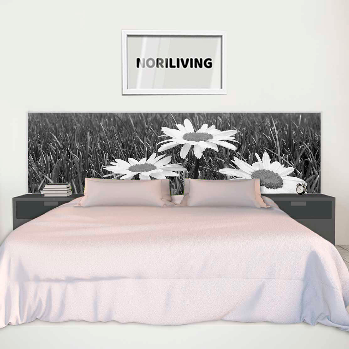 im Schlafzimmer eingebaute Bettrückwand mit Motiv Margariten auf der Wiese 189 schwarz-weiß