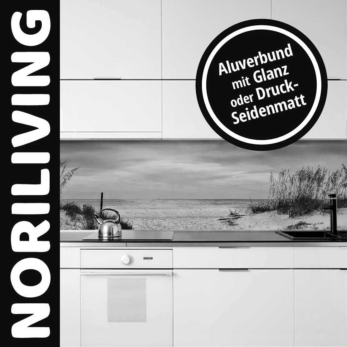 Moderne Küchenrückwand mit Strandmotiv, wahlweise Aluverbund in Glanz oder Druck-Seidenmatt, präsentiert in einer stilvollen weißen Küche