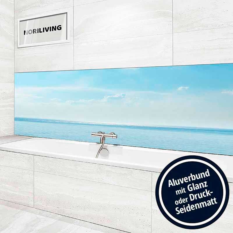 Helles Badezimmer mit Meerblick-Design auf Aluverbund-Paneel hinter der Badewanne
