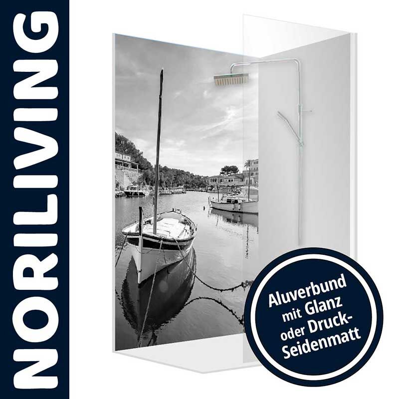 Duschwand mit schwarz-weißem Küstenmotiv und altem Segelboot im Aluminiumverbund