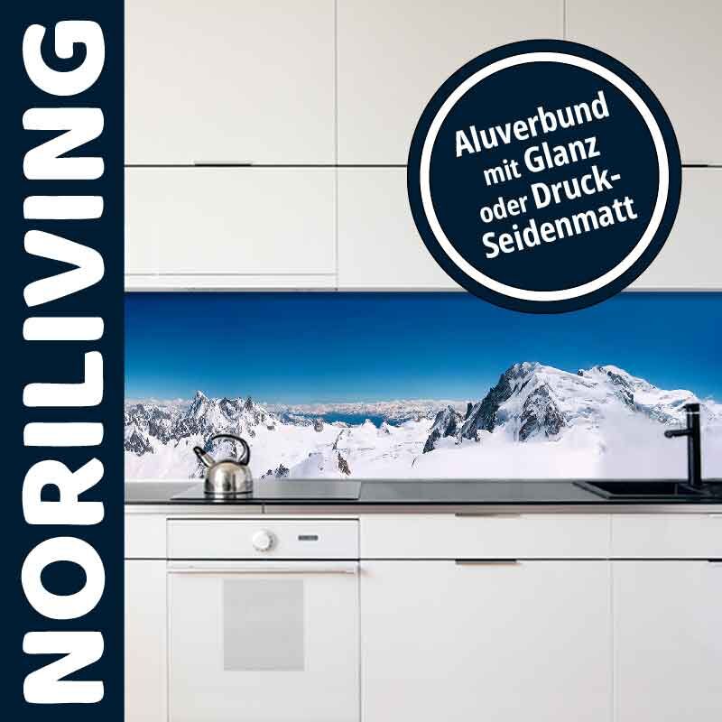 Moderne weiße Küche mit Aluverbund-Küchenrückwand und Bergpanorama