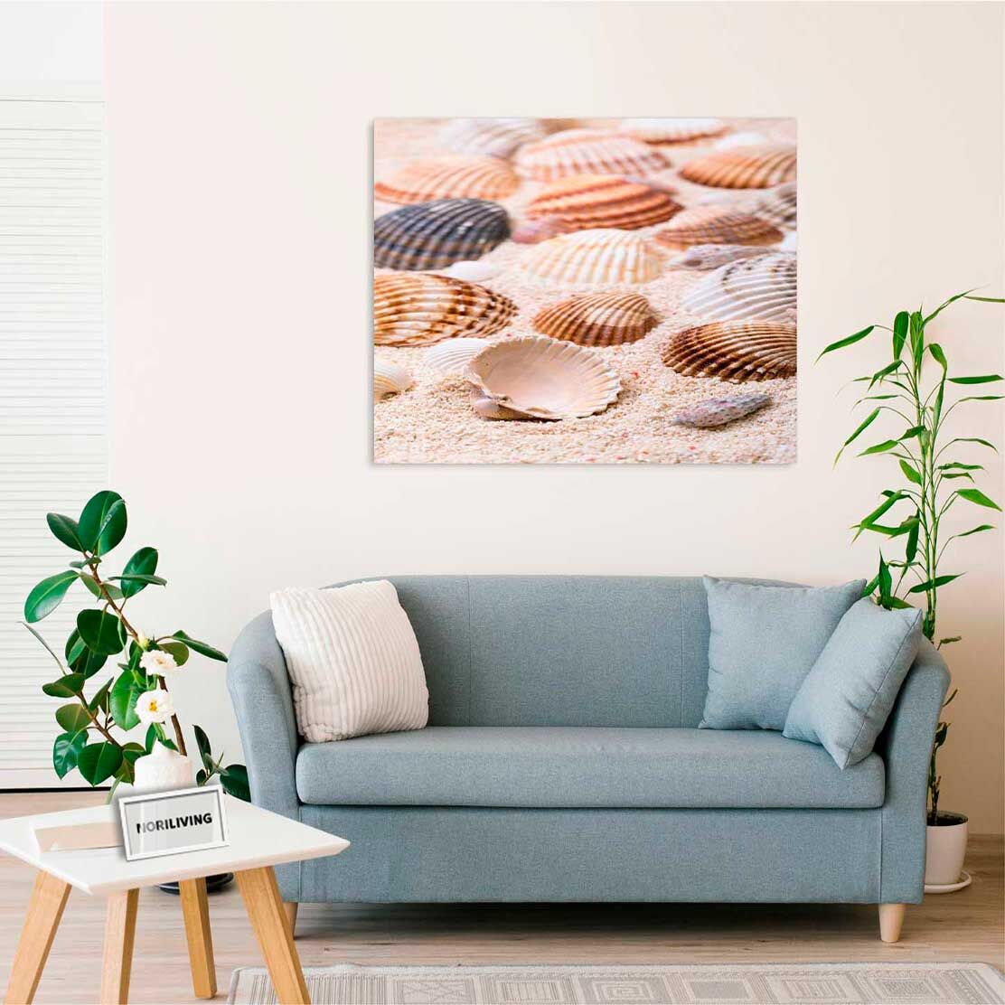 Wandbild über dem Sofa mit Motiv Muscheln im Sand 332