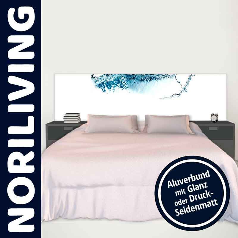 Schlafzimmer mit modernem Bett, Kopfteil mit blauem Wasserdesign und Nachttischen