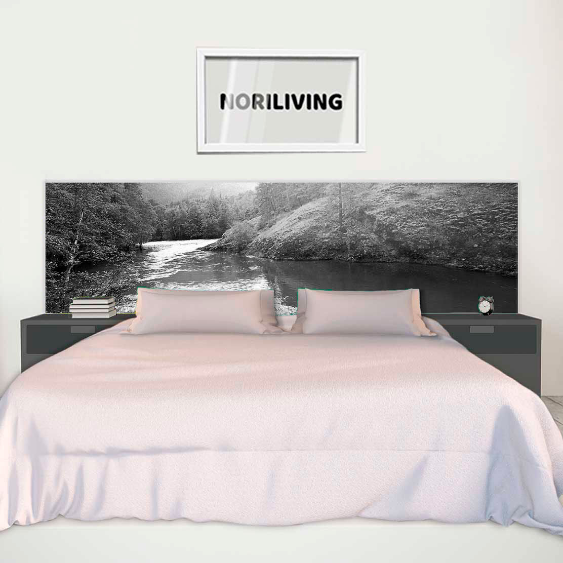 im Schlafzimmer eingebaute Bettrückwand mit Motiv Fluss im Wald 367 schwarz-weiß