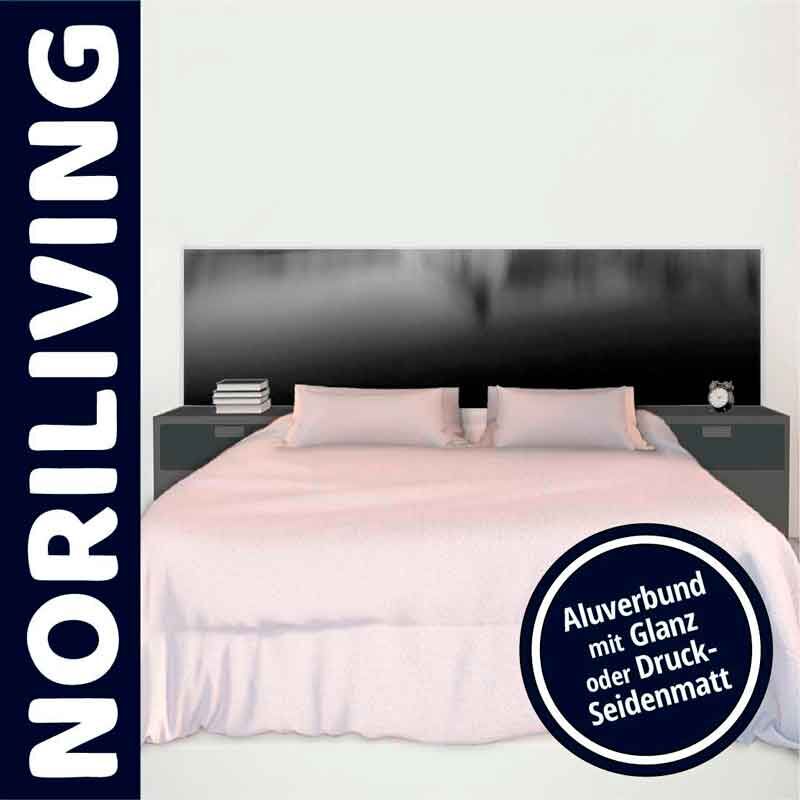 Bett von Noriliving mit schwarzem Aluverbund-Kopfteil, zwei Kissen und Nachttischlampen