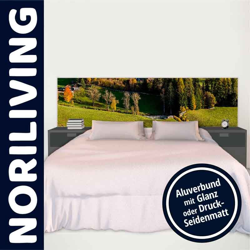 Schlafzimmer mit einem großen Bett, flankiert von Nachttischen und einem Kopfteil mit Landschaftsdruck auf Aluverbund, erhältlich in Glanz oder seidenmatt.