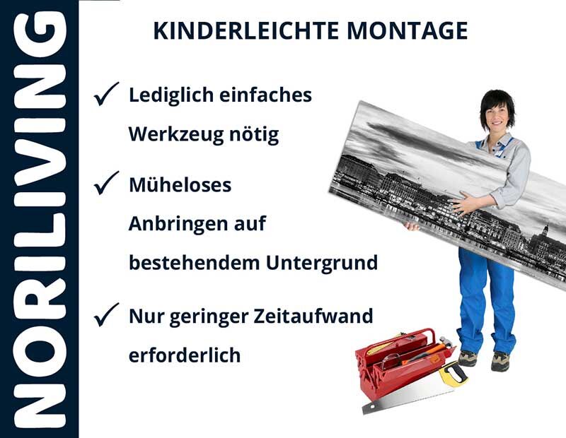 Frau zeigt einfache Montage eines großen schwarz-weißen Wandbildes mit Noriliving. Nur einfaches Werkzeug notwendig, geringer Zeitaufwand.