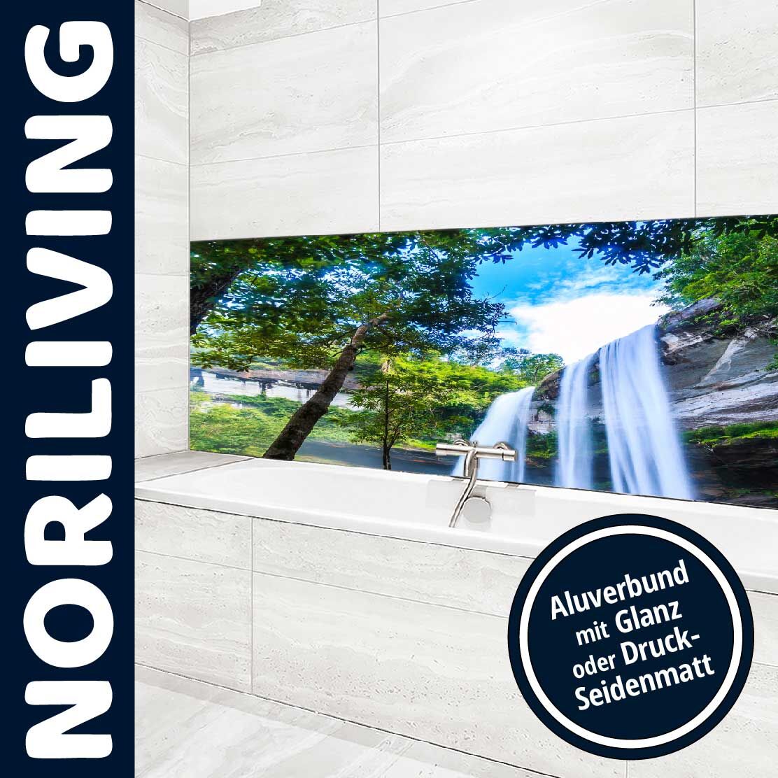Moderne Badezimmergestaltung mit einem Spritzschutz aus Aluverbund, der ein Landschaftsbild mit Wald und Wasserfall zeigt.
