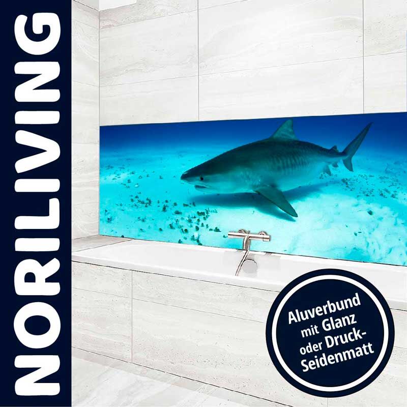 Badezimmer mit einer stilvollen Rückwand, die einen Hai im Unterwasserdesign zeigt, erhältlich als Aluverbund mit Glanz oder Druck-Seidenmatt von NORILIVING