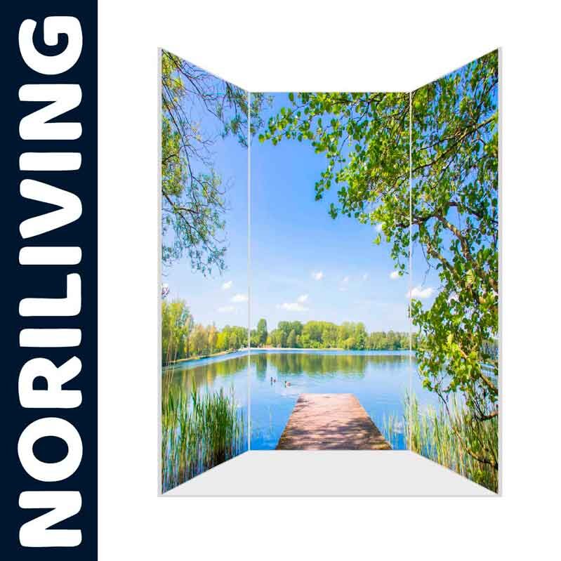 Paravent von Norliving zeigt ein idyllisches See- und Landschaftsmotiv mit grünem Laub und Holzsteg