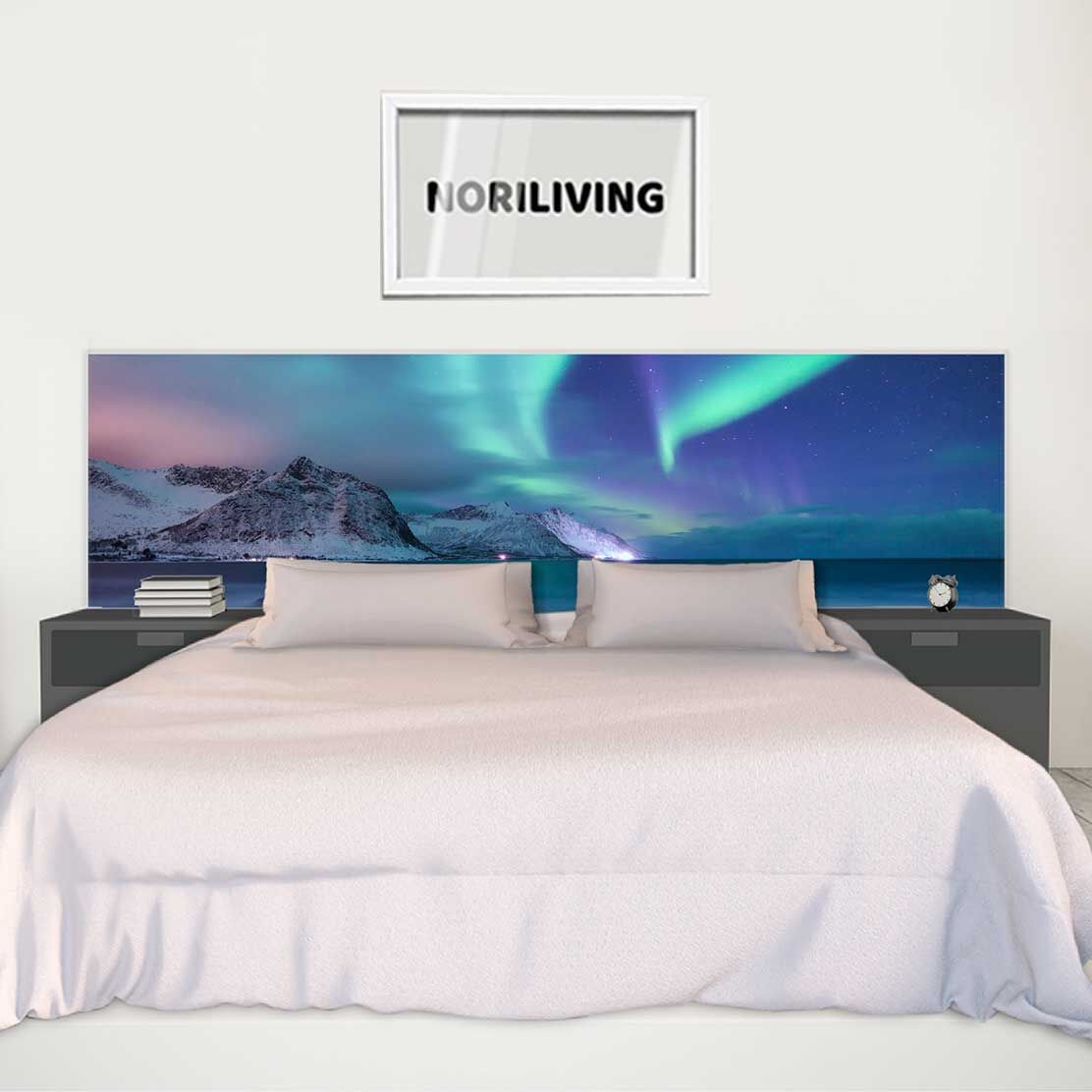 im Schlafzimmer eingebaute Bettrückwand mit Motiv Polarlichter in Norwegen 980
