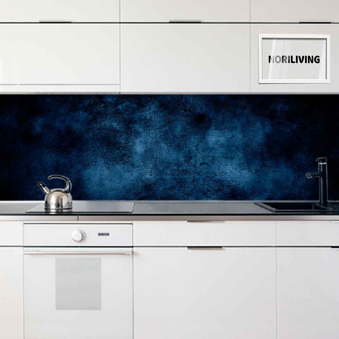 in der Küche eingebaute Küchenrückwand mit Motiv Steinstruktur mit eleganten dunklen schwarzen und blauen Farben 648