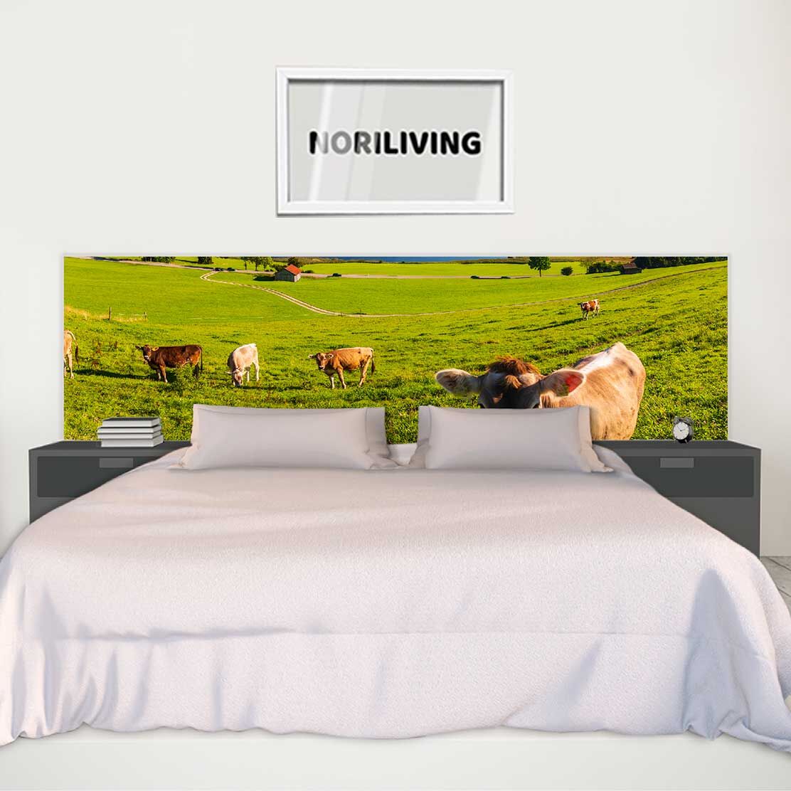 im Schlafzimmer eingebaute Bettrückwand mit Motiv Kühe in Alpenidylle 260