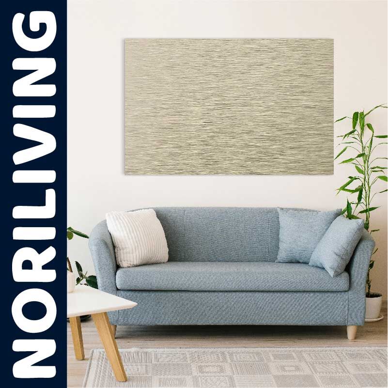 Stilvolles Wohnzimmer mit blauer Couch und moderner Wanddekoration Ein elegantes Wohnzimmer mit einer blauen Couch, dekorativen Kissen, einem modernen Kunstwerk an der Wand und einer grünen Pflanze im Hintergrund