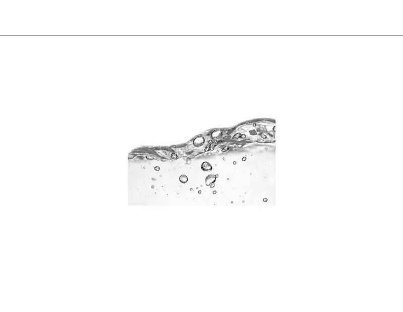 Nahaufnahme von Wasser mit aufsteigenden Luftblasen
