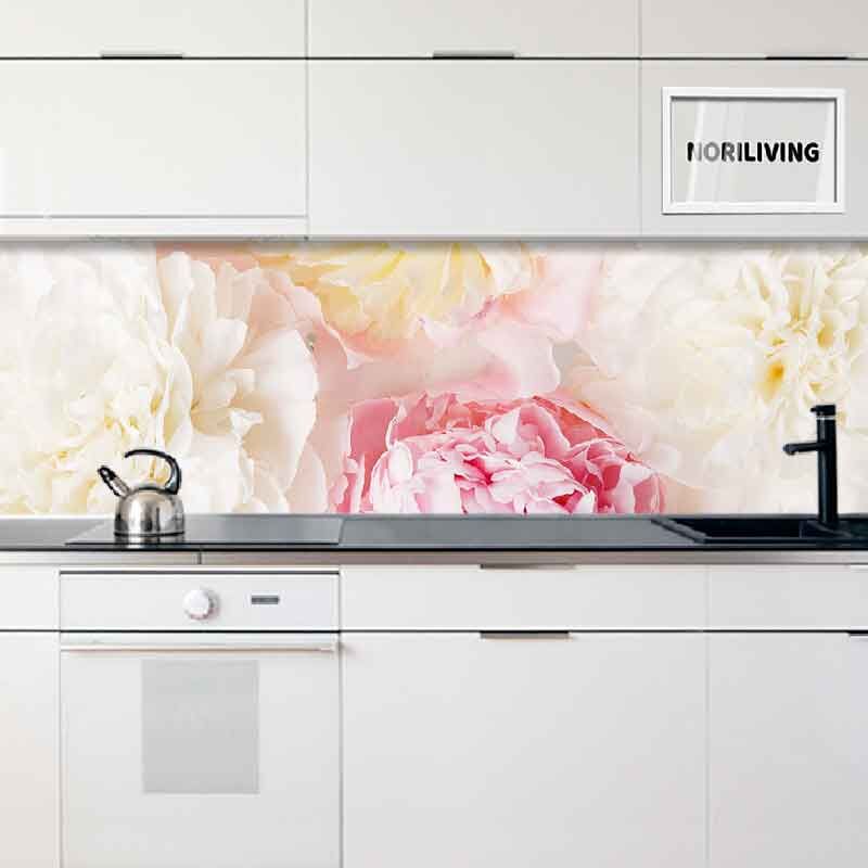 Moderne Küche mit floralem Spritzschutz in zarten Weiß- und Rosatönen