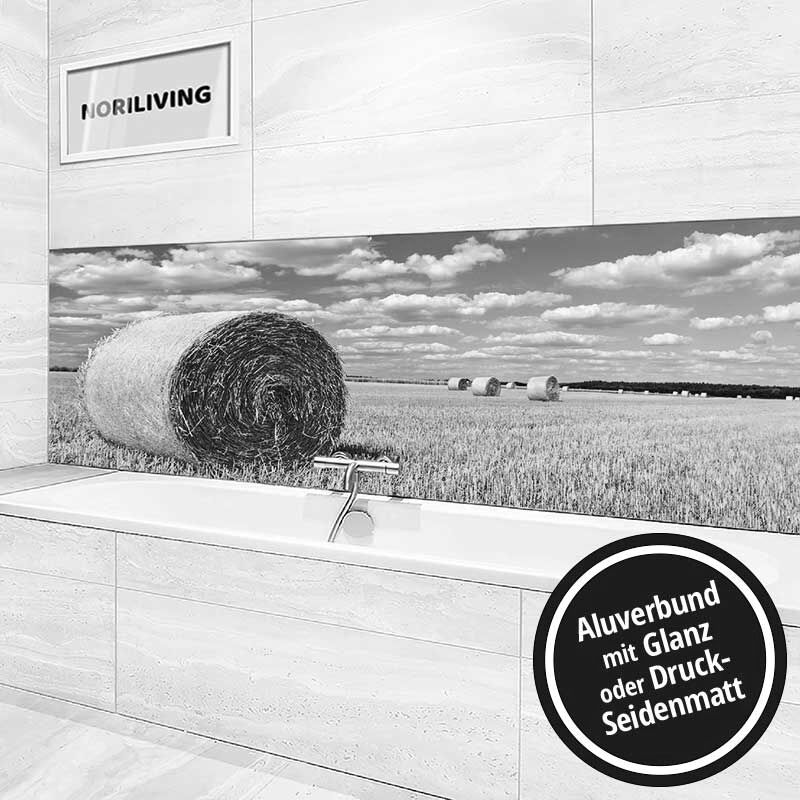 Ansicht des Badrückwand-Motivs Strohballen in einem Feld mit Wolkenhimmel 438 schwarz-weiß Höhe zentriert