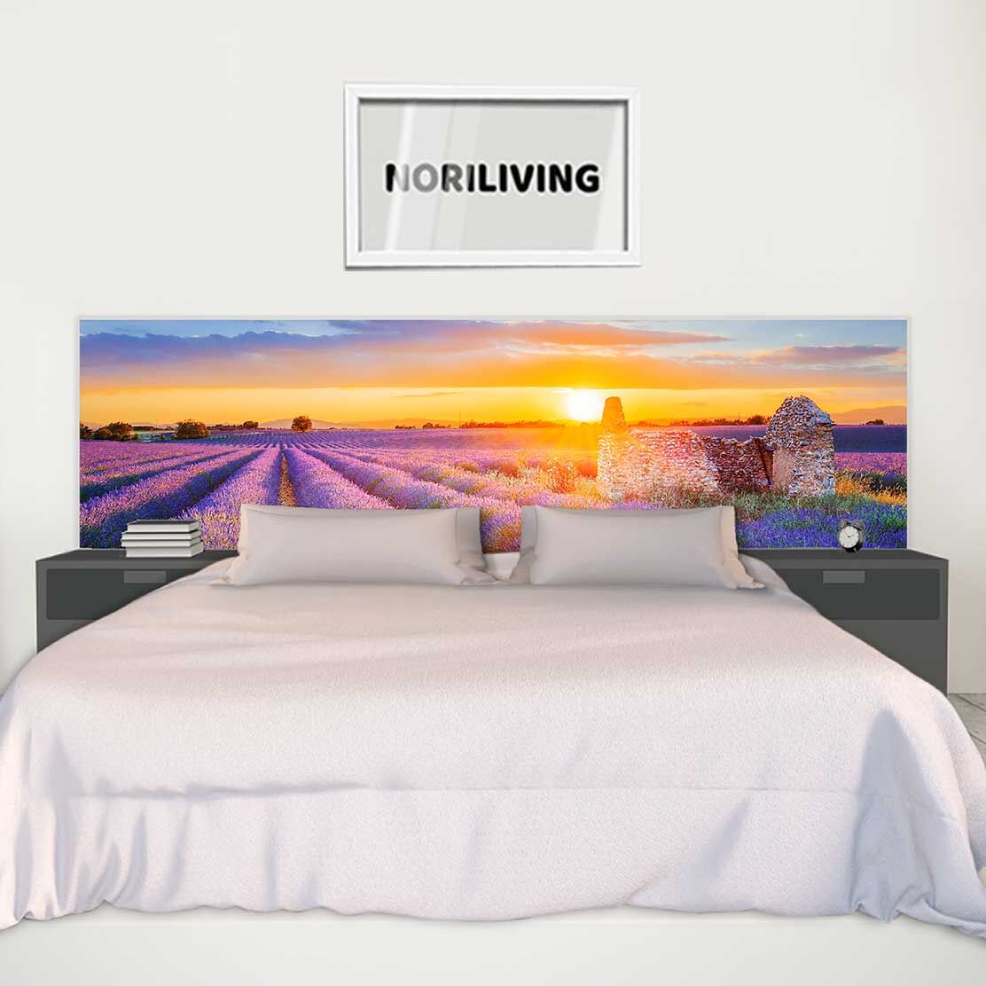 im Schlafzimmer eingebaute Bettrückwand mit Motiv Lavendel im Sonnenschein 535