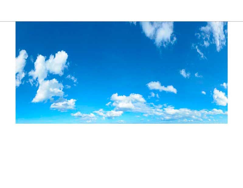 Panoramabild eines klaren, blauen Himmels mit weißen, bauschigen Wolken.