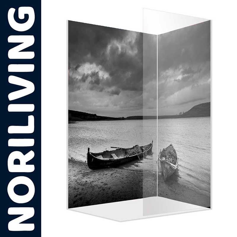 Zwei Boote an einem Ufer, abgebildet auf einem Glasbild von Noriliving, in einer stürmischen Landschaft mit dunklen Wolken