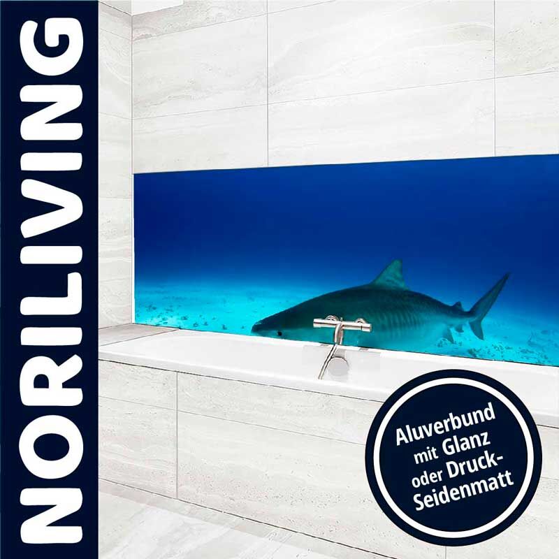 Moderne Badezimmergestaltung mit einer auffälligen Rückwand aus Aluverbund, die ein einzigartiges Haifisch-Motiv zeigt.