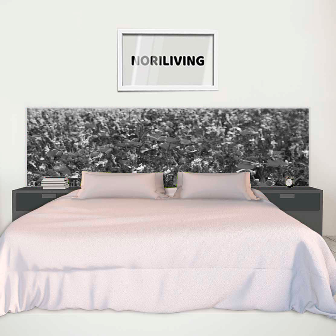 im Schlafzimmer eingebaute Bettrückwand mit Motiv Rote Mohnblumen 708 schwarz-weiß