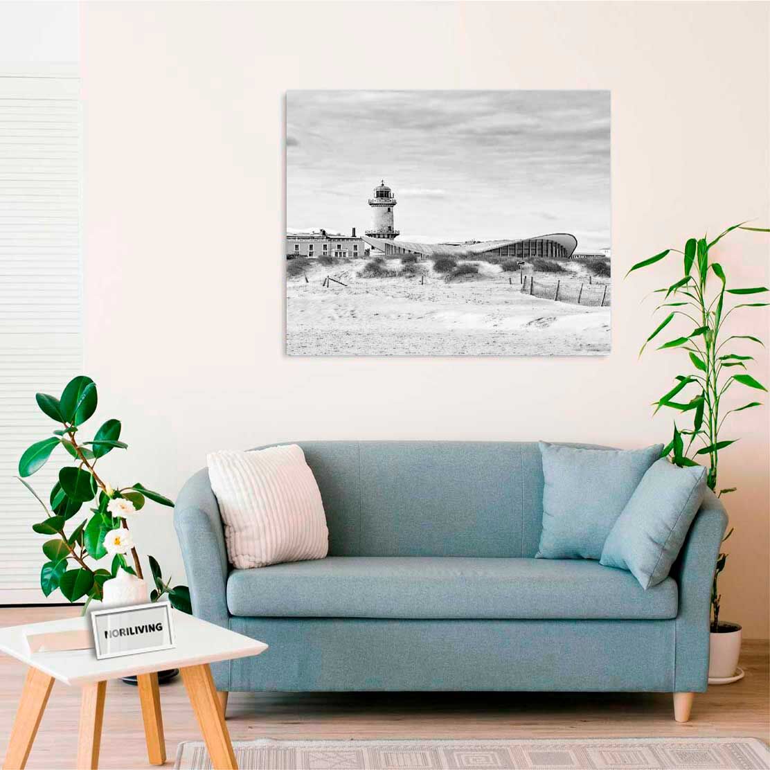Wandbild über dem Sofa mit Motiv Leuchtturm und Teepott-Gebäude in Rostock Warnemünde 379 schwarz-weiß