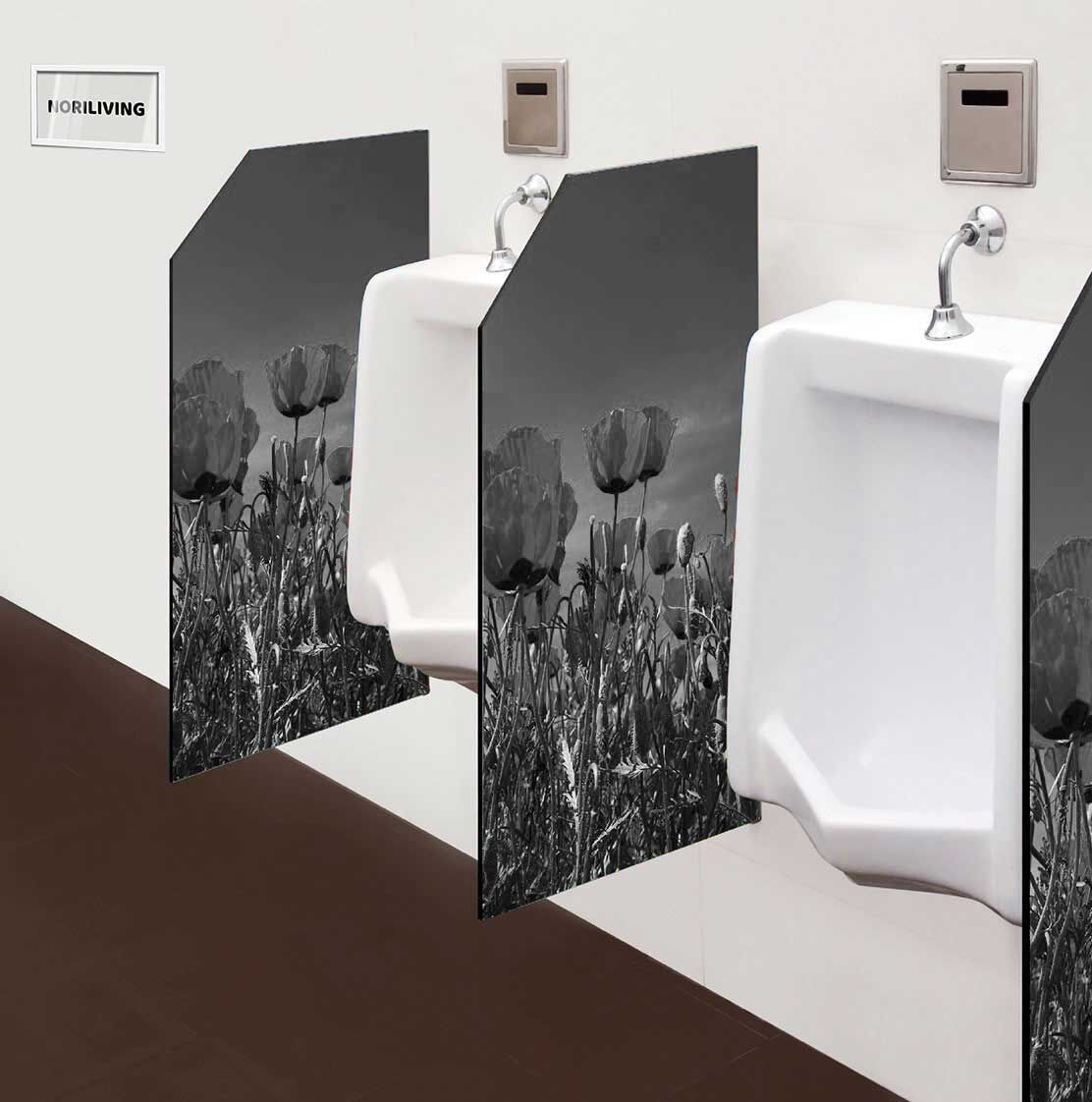 in der Toilette eingebaute Schamwand mit Motiv Mohnblumen vor tiefblauem Himmel 126 schwarz-weiß