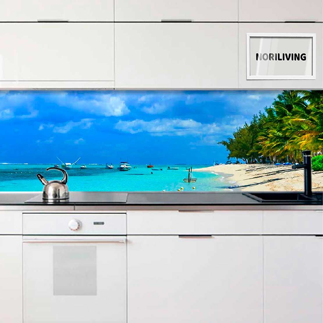 Moderne Küche mit bedruckter Rückwand eines tropischen Strandes, blauer Himmel und Palmen