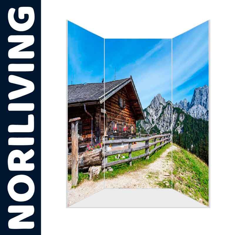 Raumteiler mit malerischer Berglandschaft und rustikalem Holzhaus von NORILIVING