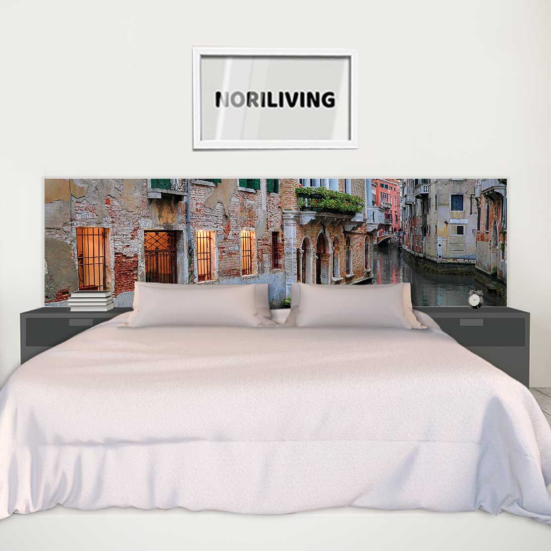 im Schlafzimmer eingebaute Bettrückwand mit Motiv Kanal in Venedig 214
