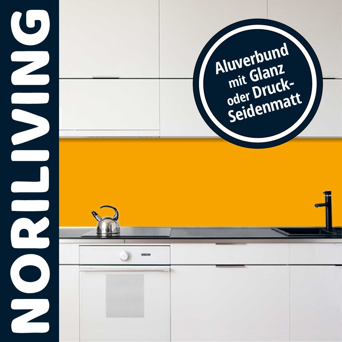 Weiße Küche mit gelber Rückwand aus Aluverbund von Noriliving, erhältlich in Glanz oder Druck-Seidenmatt