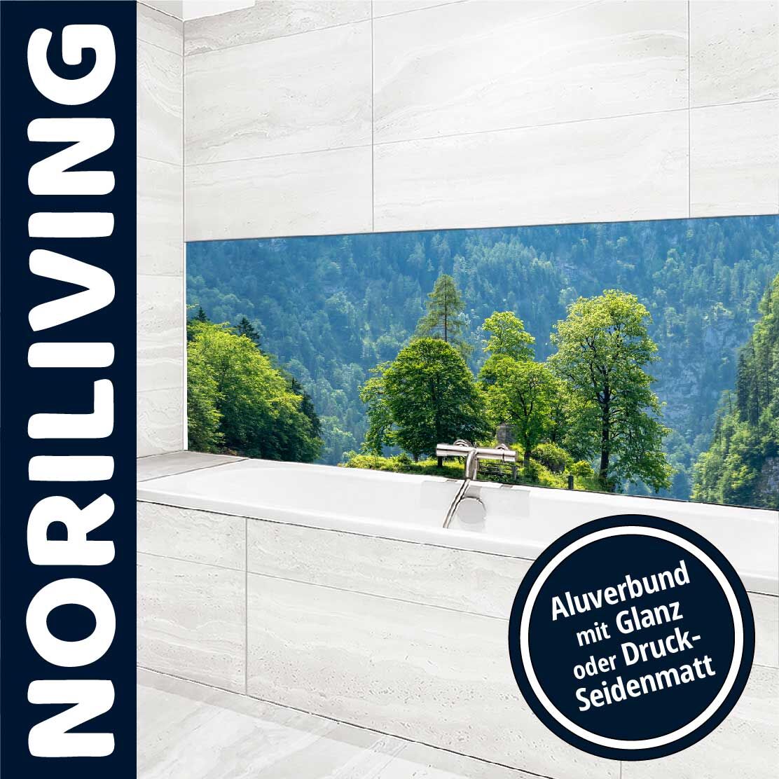 Elegantes Badezimmer mit Aluverbund-Wandverkleidung, die ein lebhaftes Waldmotiv zeigt