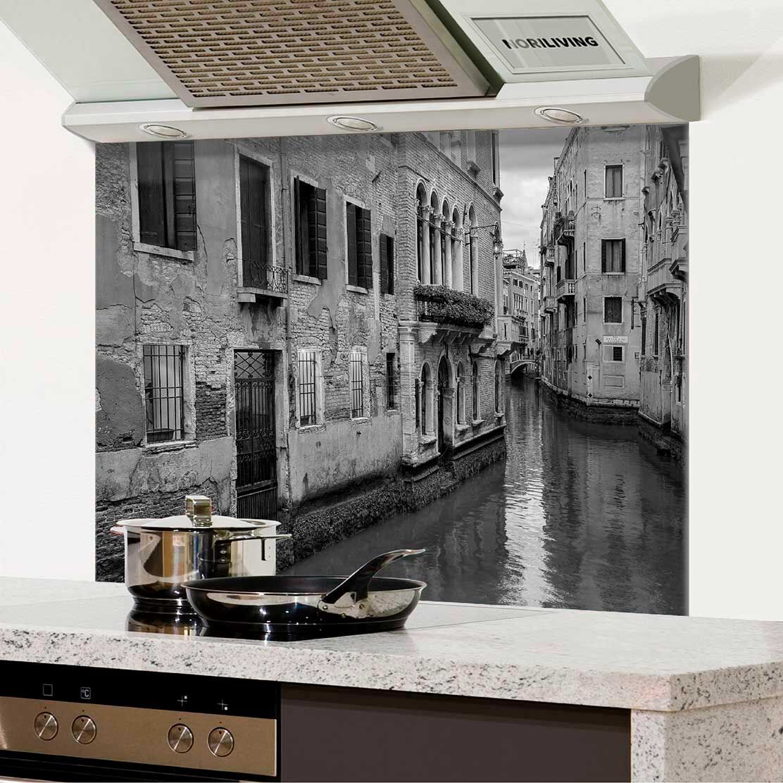 in der Küche eingebauter Spritzschutz Küche - Herd mit Motiv Kanal in Venedig 214 schwarz-weiß