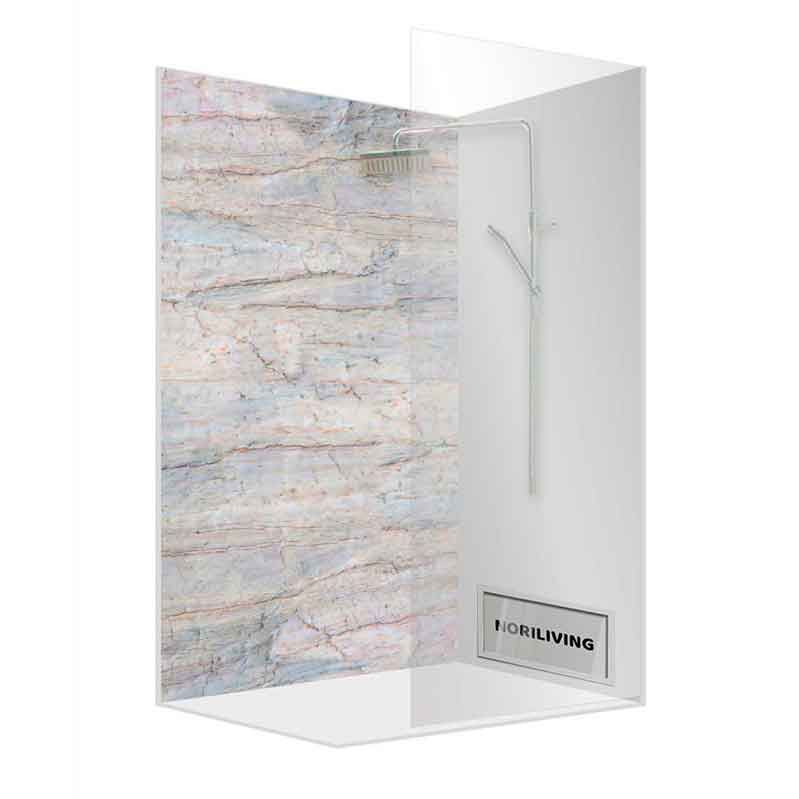 Dusche mit stilvoller Natursteinwand und Glaswand von Nori Living