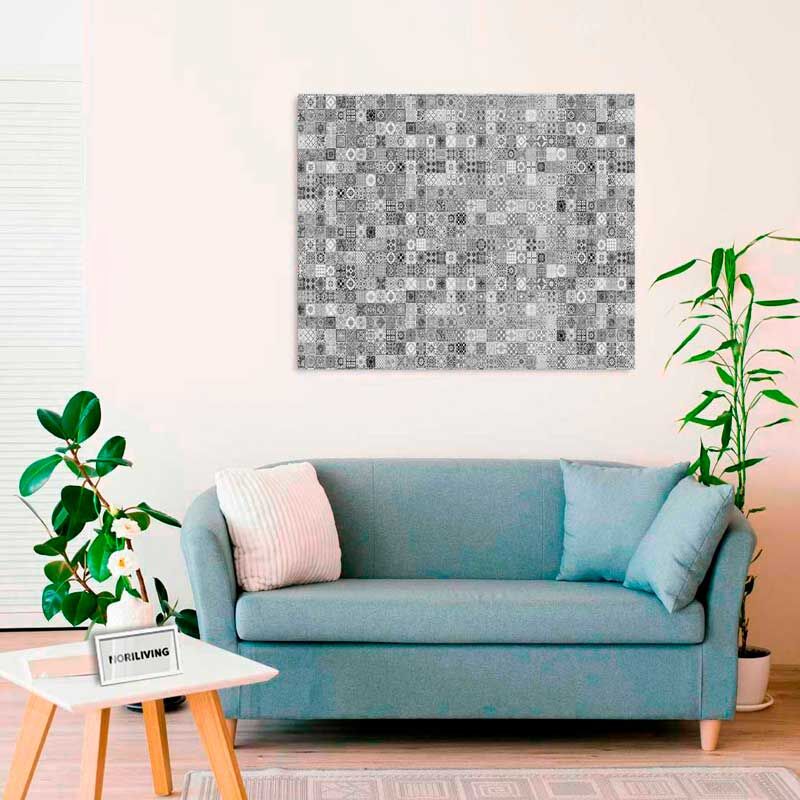Modernes Wohnzimmer mit einem blauen Sofa, einem Kissentablett, einem Couchtisch und einem stilvollen, schwarz-weißen Wandbild.