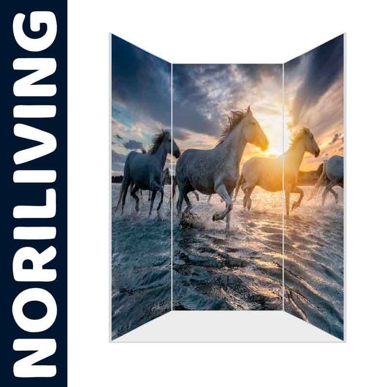 Dekorativer Paravent mit Motiv galloppierender Pferde bei Sonnenuntergang, angeboten von NORILIVING.