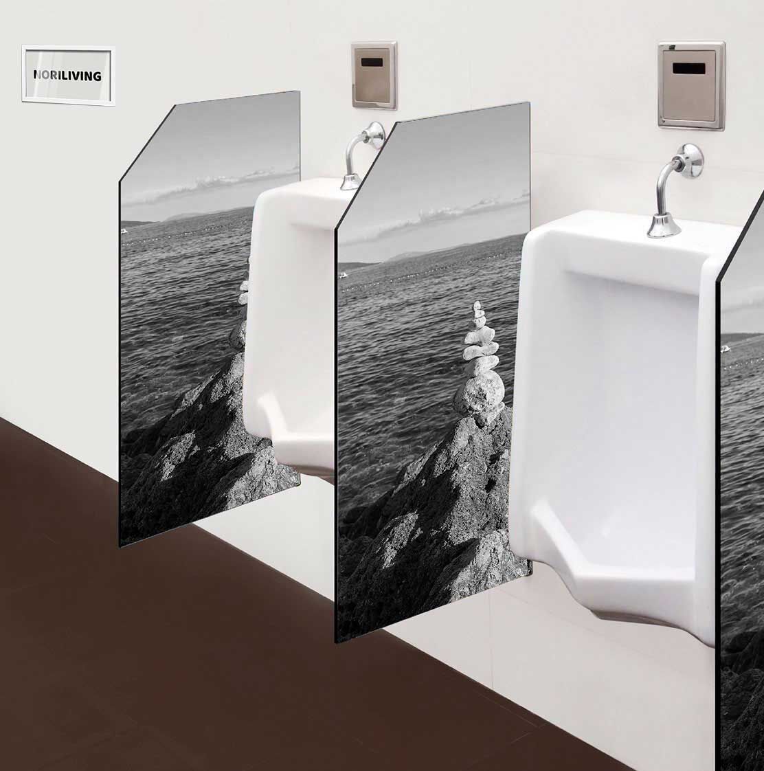 in der Toilette eingebaute Schamwand mit Motiv aufgetürmte Steine mit Blick auf die Adria nahe der Stadt Krk 348 schwarz-weiß